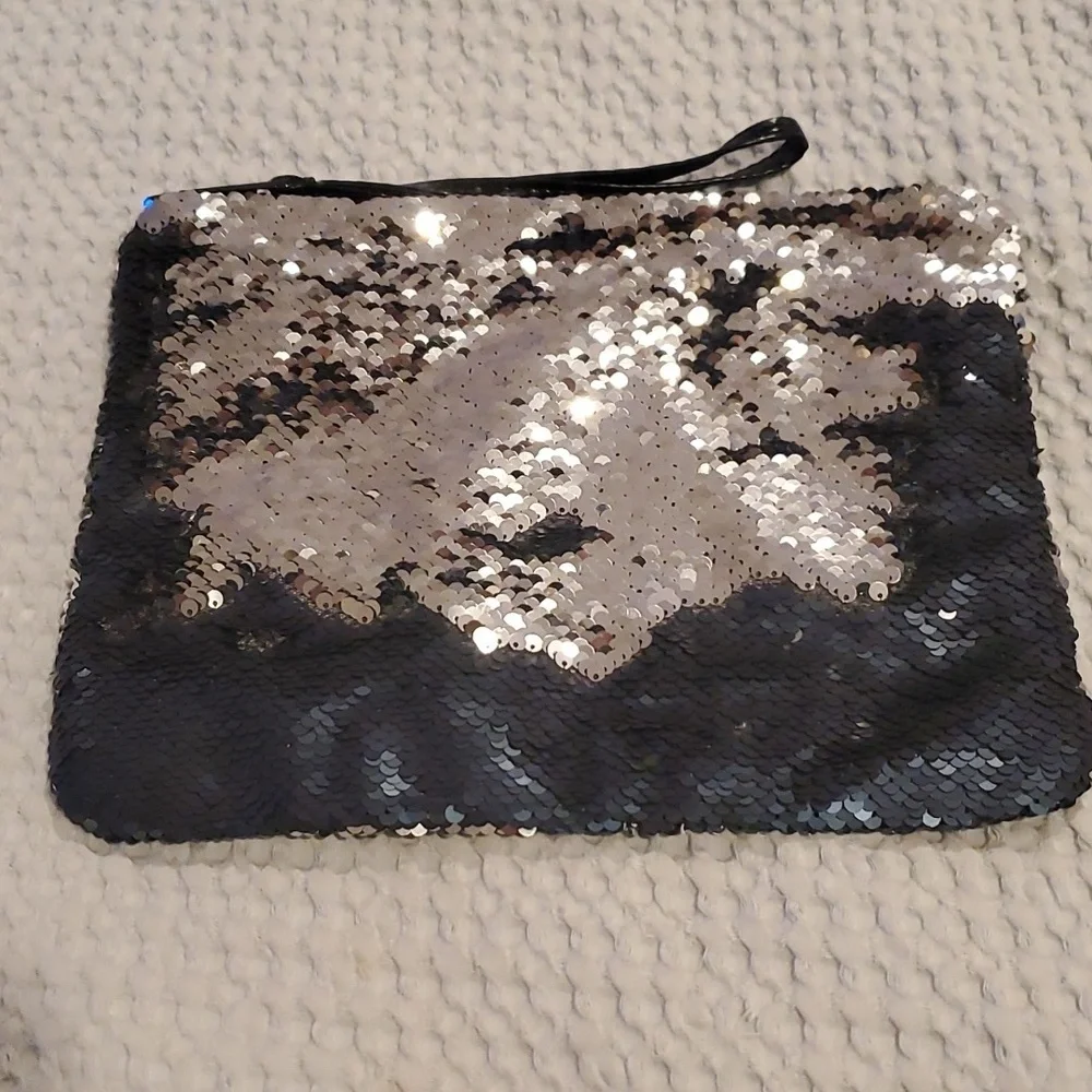 NWOT Cheekys brand color changing sequin wristlet. Changes from silver to black